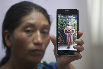 Dominga Vicente muestra una foto de su sobrina, Claudia Patricia Gómez González, de 20 años, presuntamente asesinada por un agente de la Patrulla Fronteriza de EE UU.