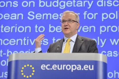 El comisario de Asuntos Económicos y Monetarios, Olli Rehn, durante una rueda de prensa sobre el informe bianual de convergencia.