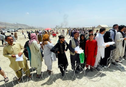 Decenas de personas se congregaban frente al aeropuerto internacional de Kabul, Afganistán, el 17 de agosto de 2021.