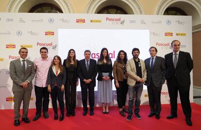 Los ganadores de Pascual Startup posan junto a Luis Planas, ministro de Agricultura (en el centro), José Luis Saiz (izquierda), CEO de Calidad Pascual; Tomás Pascual , presidente (segundo por la derecha); y Álvaro Bernad, director de Innovación Distuptiva de Pascual (derecha).