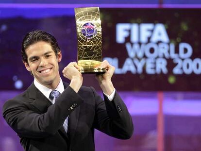 Kaká recibe ayer en Zúrich el FIFA World Player.
