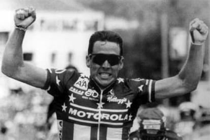 Lance Armstrong, con 21 años, cruza victorioso la meta de Verdun el 11 de julio de 1993, su primer triunfo de etapa en el Tour.