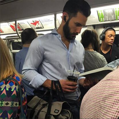 Los gestores de la cuenta han abierto el abanico a metros de todo el mundo. En la biografía de la cuenta aparece una dirección de email donde cualquier usuario puede mandar una foto de un hombre guapo leyendo.