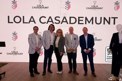 En el centro, Maite Casademunt rodeada de varios integrantes del equipo. Con chaquetas de rayas, lucen los uniformes que ha creado para la ocasión.
