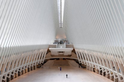 El Oculus, en el World Trade Center, el gran complejo resurgido de las cenizas de los atentados del 11-S, prácticamente vacío. Alberga un centro comercial y estaciones de tren, por lo que suele ser un hervidero de gente desde la primera hora del día. Nueva York es una de las principales economías de Estados Unidos y este parón le afectará directamente al corazón de Manhattan.