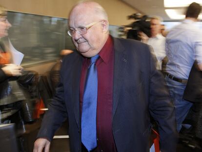 El presidente del Dexia, Jean Luc Dehaene, ayer tras comparecer ante la prensa.