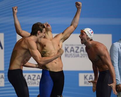 Los franceses Agnel, Manaudou y Gilot celebran el oro en los relevos