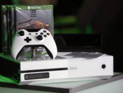 Fotografía cedida este jueves por Insider Images de la nueva consola de Microsoft XBox One, durante su lanzamiento, en Nueva York (EE.UU.)
