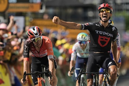 Alaphilippe celebra su tercer puesto creyendo que ha ganado la etapa.