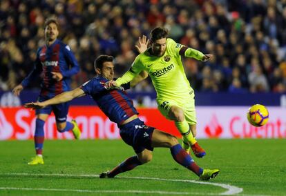 Lionel Messi salva la entrada de Sergio Postigo.