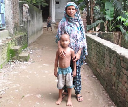 Fahima, de 20 años, y su hijo, de 5 años.