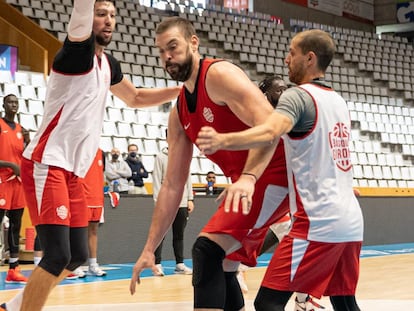 Marc Gasol, defendido por Sabat, durante un entrenamiento del Bàsquet Girona en Fontajau.