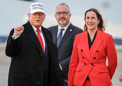 El presidente estadounidense Donald Trump llega al Aeropuerto Internacional de Calgary antes de la cumbre en Kananaskis.