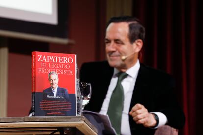 El ex presidente del Congreso José Bono participa este martes en la presentación del libro 'Zapatero. El legado progresista', del periodista Manuel Sánchez, en el Ateneo de Madrid.