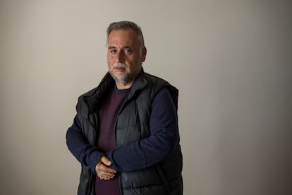 Bahri Ghali es propietario de uno de los dos campos de olivos de los que se desalojó a los migrantes el 24 de abril. “Vivo de mi tierra, y desde hace dos años, la situación se ha vuelto insoportable. Grupos de migrantes africanos se han instalado en mis campos. Arrancaron mis olivos, destruyeron mis cultivos, rompieron los sistemas de riego. Incluso se llevaron las tuberías para construir refugios. Ya no puedo plantar nada, ni cosechar. Algunas zonas de mis tierras se han convertido en canchas de fútbol. Se talan árboles, desaparece el material. A veces, me veo obligado a dar dinero a ciertos grupos de migrantes, solo para que no me destruyan todo. Doy unos 100 dinares (29 euros) cada dos o tres semanas. Pero si pago a un grupo, llega otro. No hay solución duradera. ¡No es normal que tenga que pagar para poder acceder a mi propia tierra!”, se queja el agricultor.