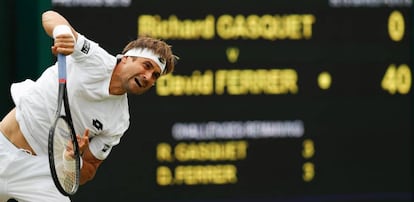 Ferrer sirve durante el partido contra Gasquet.