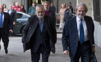 José Antonio Griñan entra en la Audiencia Provincial de Sevilla, acompañado de su abogado José María Mohedano, para recibir la notificación de la sentencia del 'caso de los ERE', en noviembre de 2019.