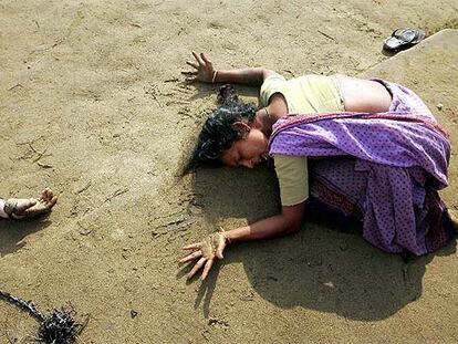 Una mujer llora a un familiar muerto al sur de India a consecuencia del <i>tsunami</i>. La imagen fue premiada por el World Press Photo.