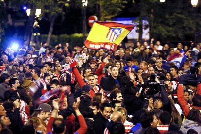 Los seguidores del Athletico de Madrid celebran la consecución de la Copa del Rey en la plaza de Neptuno.