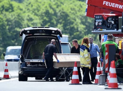 Un féretro es trasladado tras el accidente de tráfico en la A9 en Alemania.