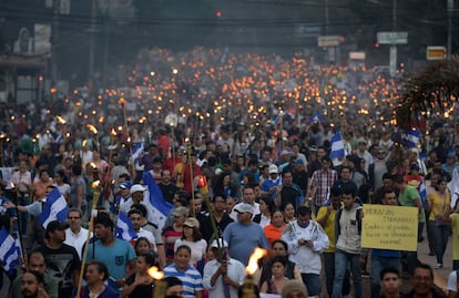 Imagen de Tegucigalpa. Los manifestantes, que portaban antorchas, han pedido la renuncia del presidente Juan Orlando Hernández.