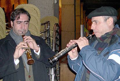 Joaquín González, a la derecha, con boina, y Antonio Lucio Gil interpretan villancicos con la dulzaina.