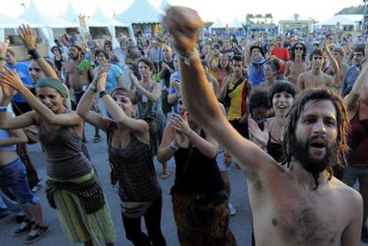 La localidad castellonense de Benicàssim se prepara para la "invasión pacífica" de la comunidad reggae. La primera edición en España del Rototom Sunsplash abre sus puertas con una amplia oferta musical y una intensa agenda de actividades culturales, debates y conferencias que fomentan el clima de diálogo y apertura a la diversidad, santo y seña del festival y de la música de origen jamaicano.