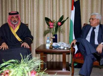 Momento de la reunión entre el presidente de la ANP, Mahmud Abbas, y el Primer Ministro, Ismail Haniya, para tratar de parar la violencia que vive Gaza.