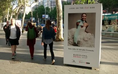 Muestra fotográfica 'Look on the Bride side' de la 'Barcelona Bridel Week', en el paseo de Gràcia.