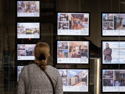 Escaparate de una immobiliaria con carteles de pisos en venta y alquiler en el barrio de las Corts. Barcelona, 13 de octubre de 2022 [ALBERT GARCIA]