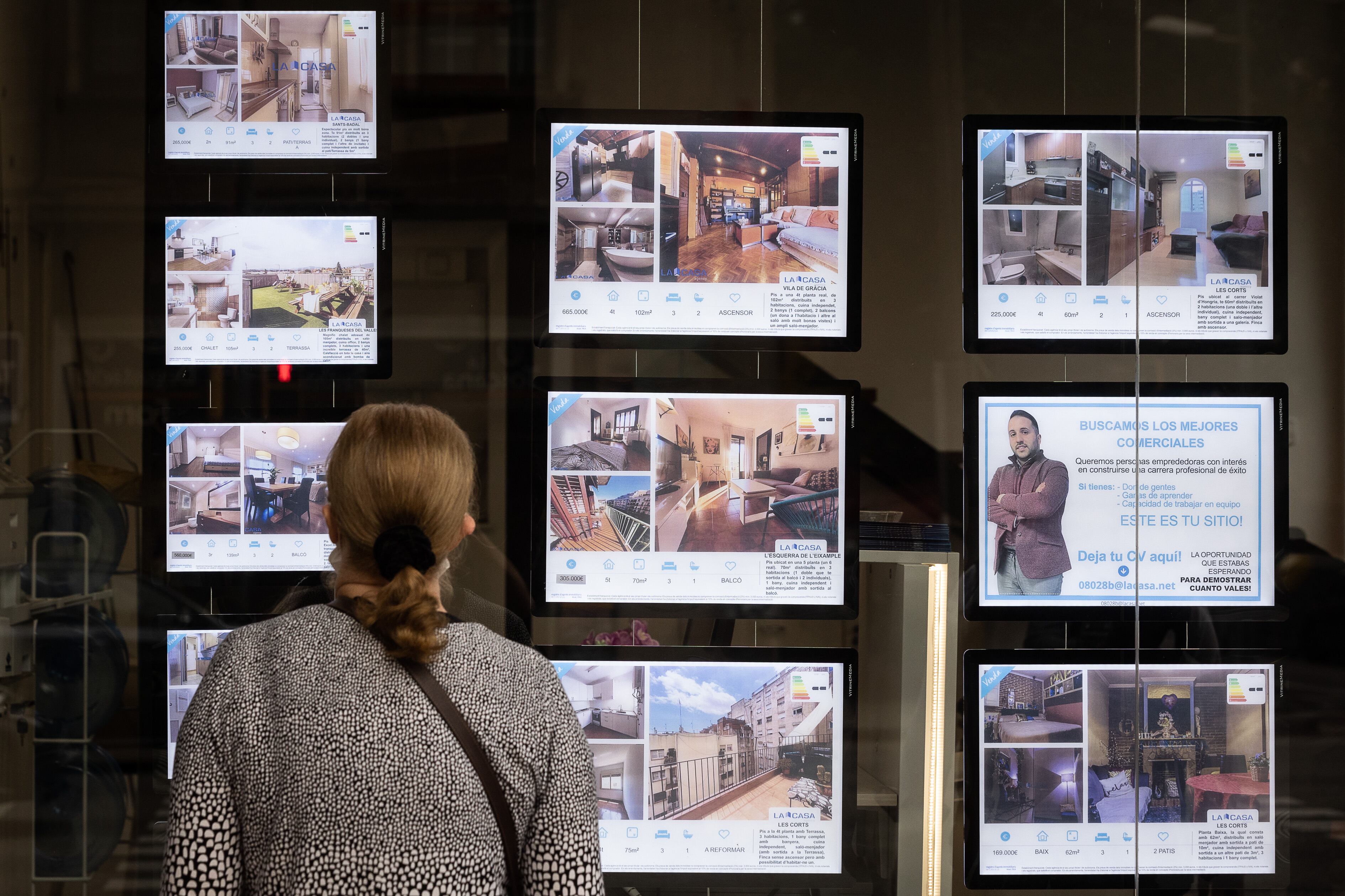 Una mujer mira anuncios de alquiler en una inmobiliaria del barrio de Les Corts de Barcelona, en una imagen de archivo.