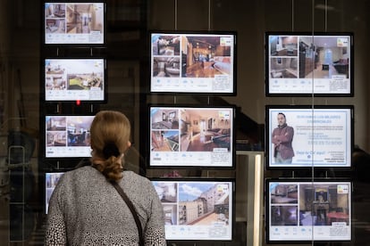 Una mujer mira anuncios de alquiler en una agencia inmobiliaria del barrio de Les Corts de Barcelona en una fotografía de archivo.