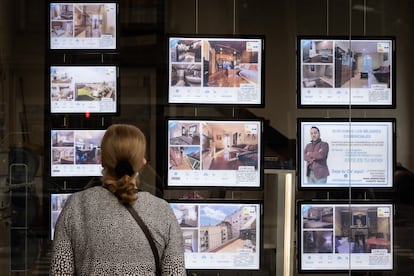 Escaparate de una immobiliaria con carteles de pisos en venta y alquiler en el barrio de las Corts. Barcelona, 13 de octubre de 2022 [ALBERT GARCIA]