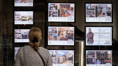 Escaparate de una immobiliaria con carteles de pisos en venta y alquiler en el barrio de las Corts. Barcelona, 13 de octubre de 2022 [ALBERT GARCIA]