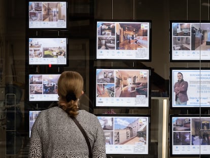 Escaparate de una immobiliaria con carteles de pisos en venta y alquiler en el barrio de las Corts. Barcelona, 13 de octubre de 2022 [ALBERT GARCIA]