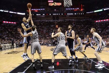 Prince, de los Grizzlies, lanza frente a Ginobili, de los Spurs.