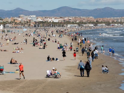 Turistas en la playa de la Malvarrosa (Valencia) durante la pasada Semana Santa.
