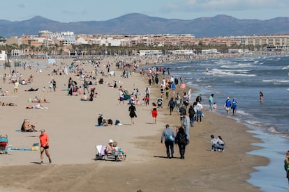 Turistas en la playa de la Malvarrosa (Valencia) durante la pasada Semana Santa.