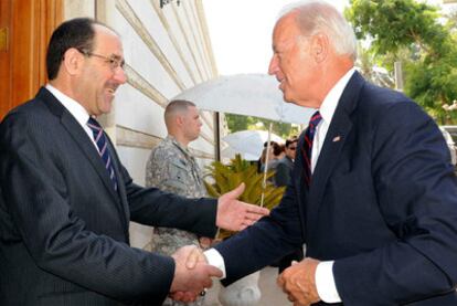 El primer ministro iraquí, Nuri al Maliki (a la izquierda), estrecha la mano del vicepresidente de EE UU, Joseph Biden, ayer en Bagdad.