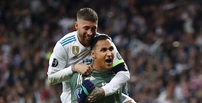 Sergio Ramos celebra con Keylor Navas, clave en el partido, el pase a la final de la Champions.