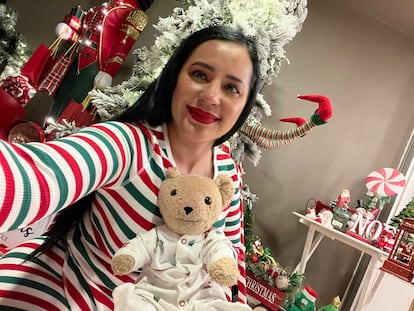 La alcaldesa de Cuauhtémoc, Sandra Cuevas, posa con un decorado navideño de fondo en una imagen difundida en sus redes sociales.