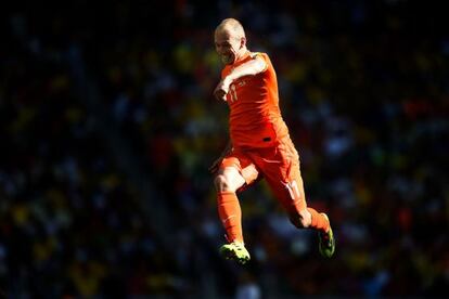 Robben celebra un gol a México.