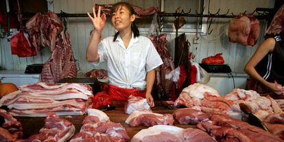 Puesto de carne en un mercado en Pekin.