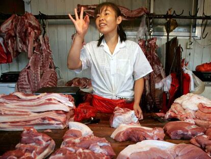 Puesto de carne en un mercado en Pekin.