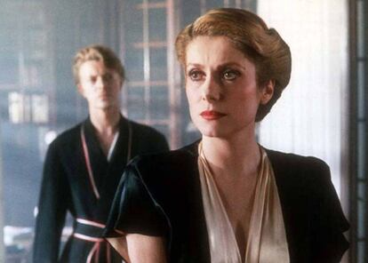 En 'El ansia' (1983), David Bowie y Catherine Deneuve viven una historia de amor que mezcla vampirismo, sangre y lucha contra el envejecimiento.