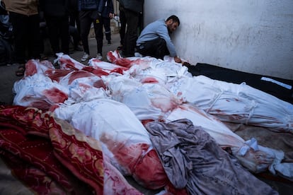 Decenas de cadáveres permanecen en la morgue del hospital en Rafah, este lunes.
