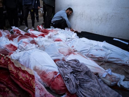 Un palestino llora a sus familiares muertos tras un bombardeo israelí en Rafah, en febrero.