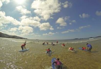 Curso de surf en una de las playas de Verdicio, en Gozón (Asturias).