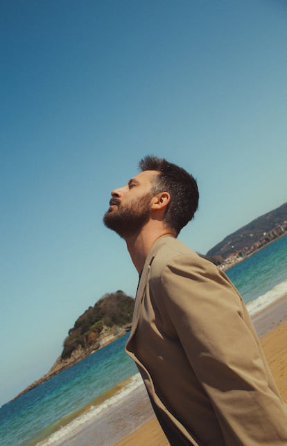 Hugo Silva posa en exclusiva para ICON en la playa de Ondarreta, en San Sebastián.