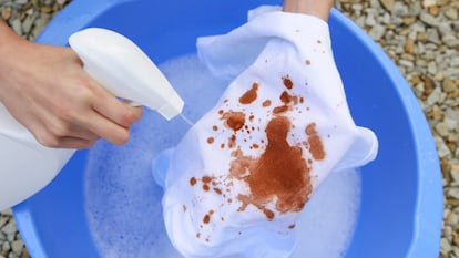 Artículo de EL PAÍS Escaparate que describe las ventajas de uso del espray quitamanchas eficaz top ventas en Amazon.